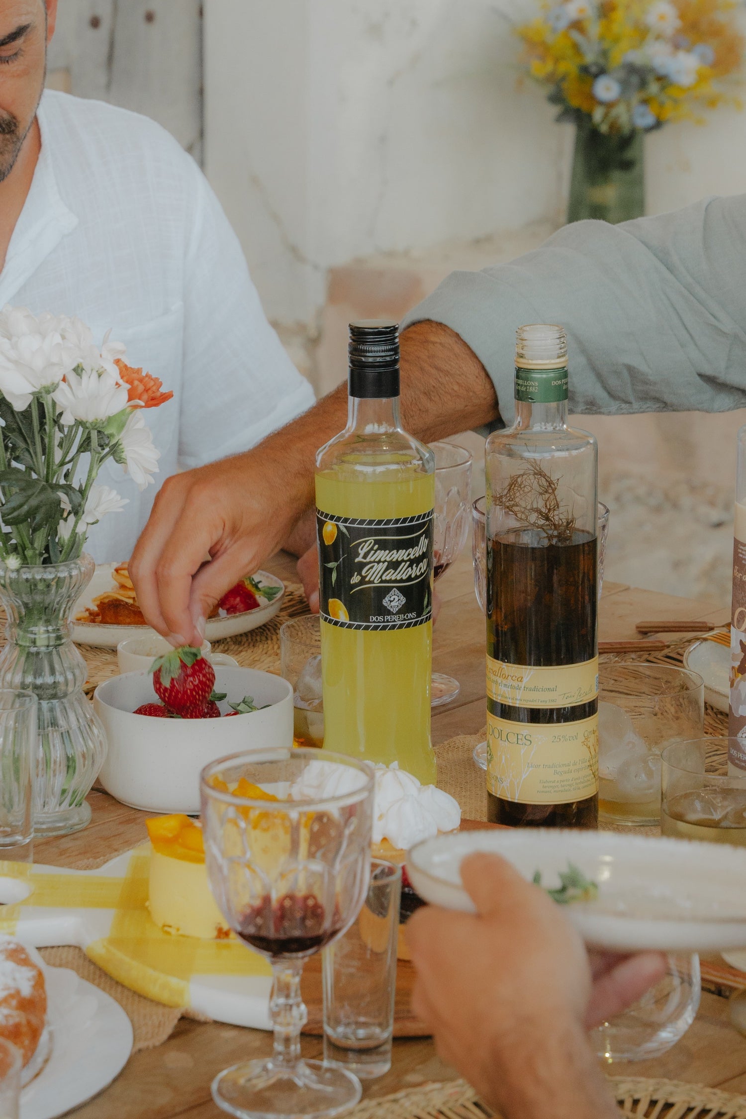 Dos Perellons es una empresa de fabricación de licores, tanto tradicionales de Mallorca como de otros tipos